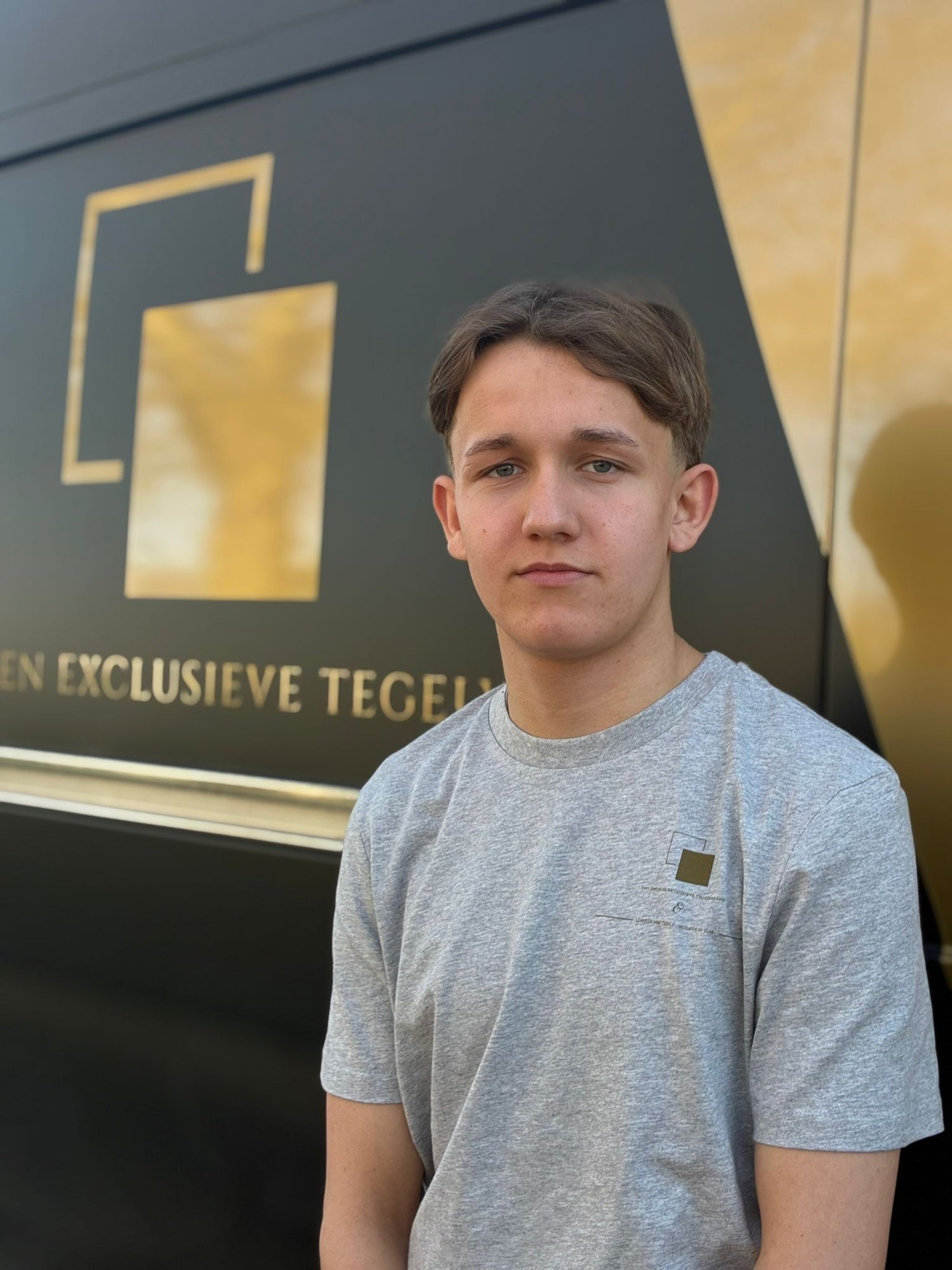 Luca van Engelen voor de bedrijfsbus