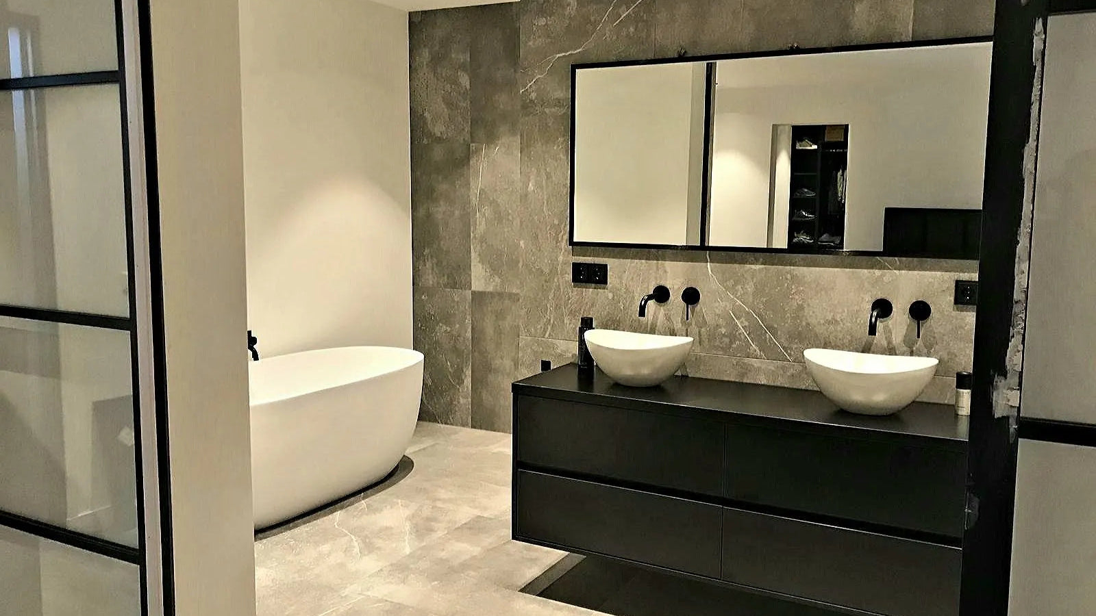 Luxe badkamer met exclusief tegelwerk door Van Engelen Tegelwerken