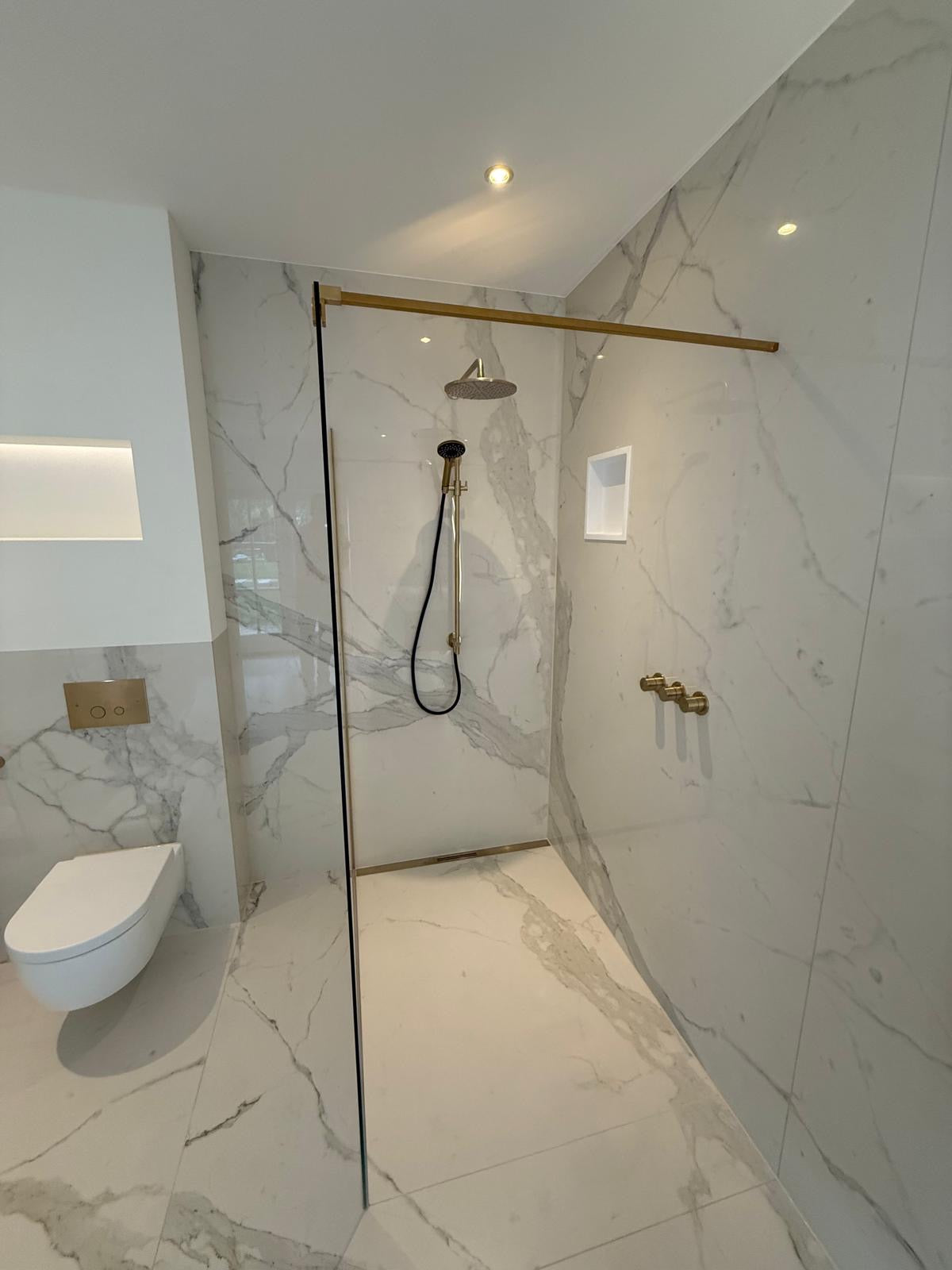 Badkamer tegelwerk met elegante en luxe uitstraling
