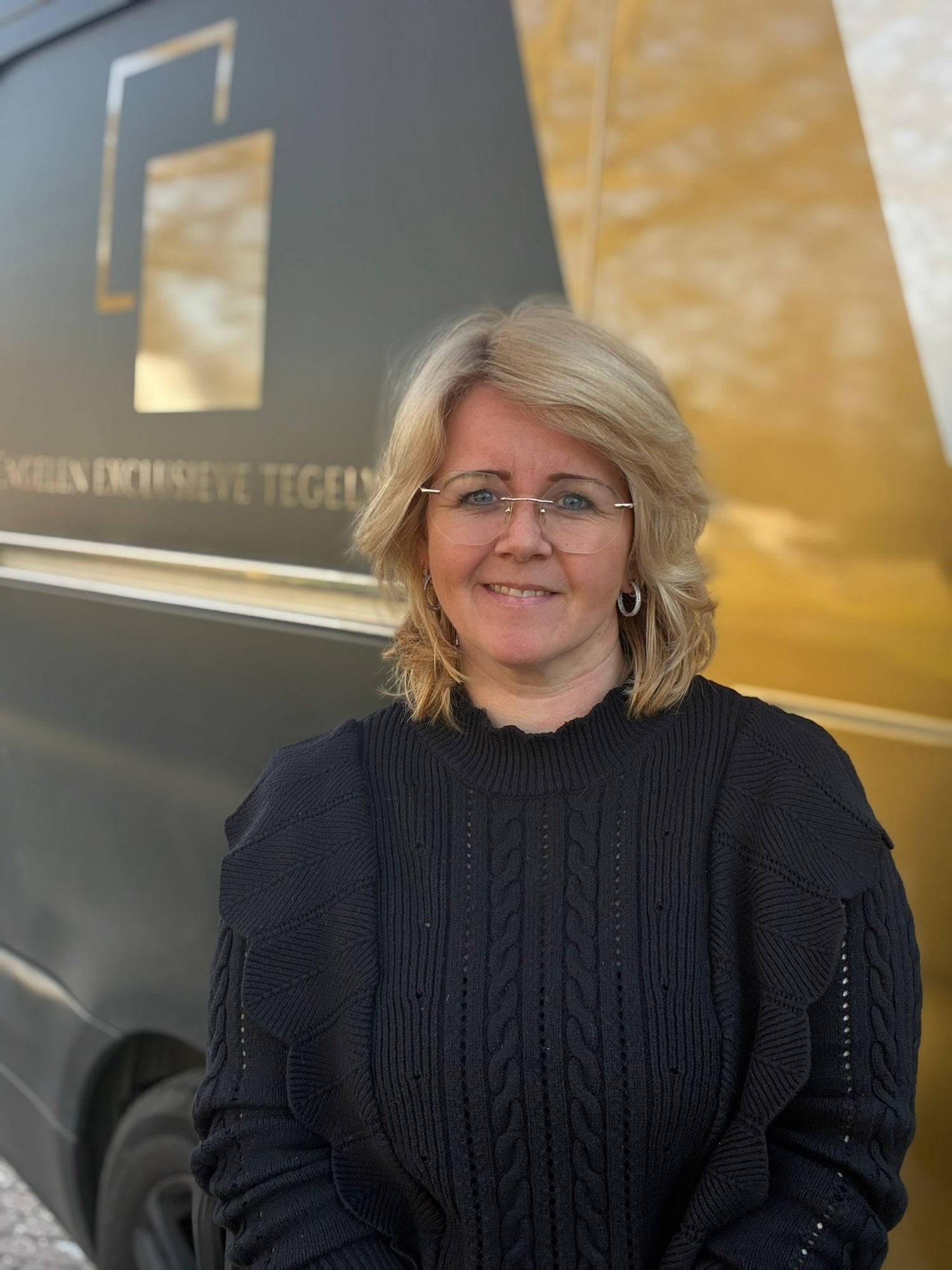 Priscilla van Engelen voor de bedrijfsbus