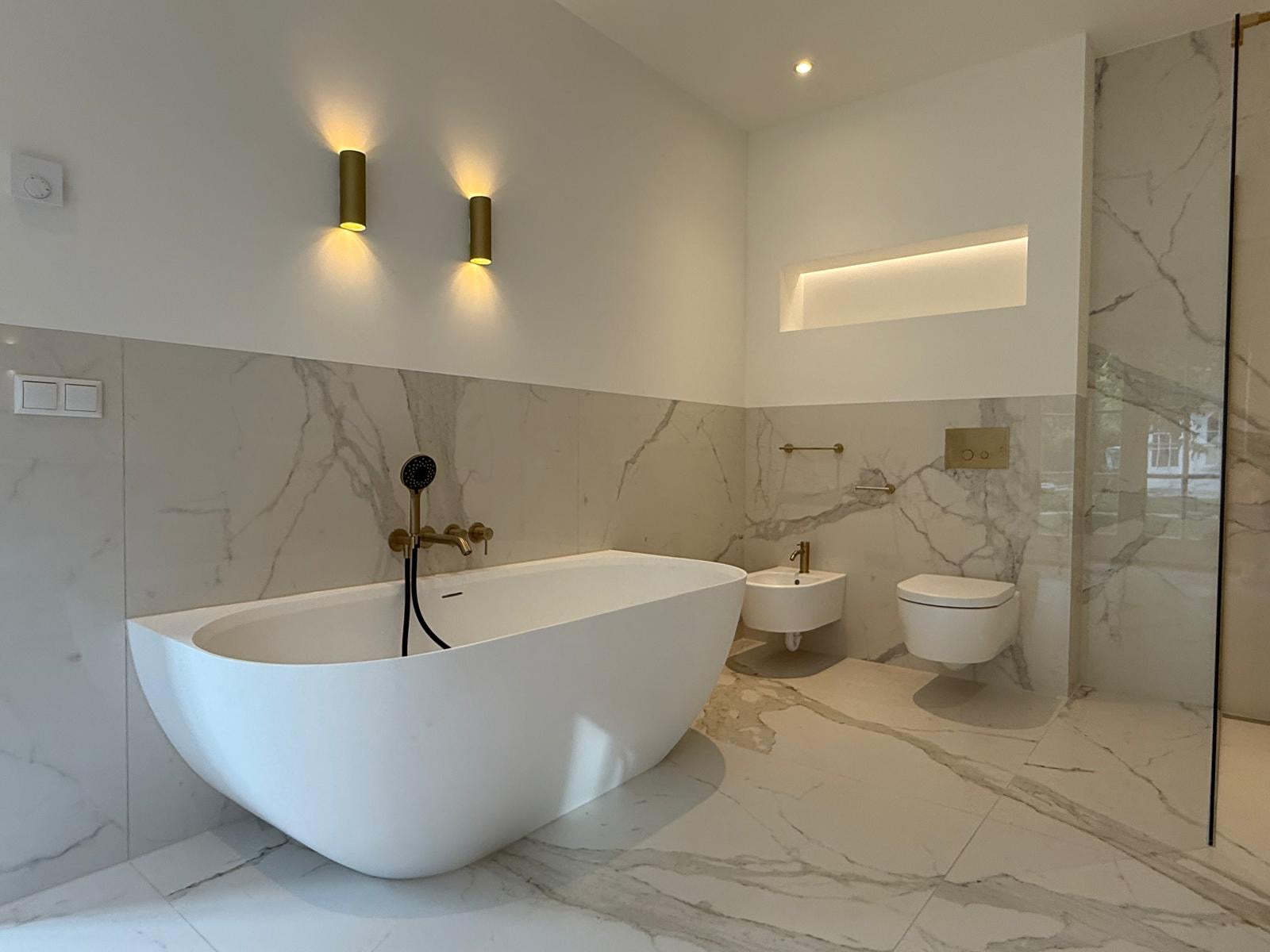 Badkamer met grootformaat tegels en luxe uitstraling