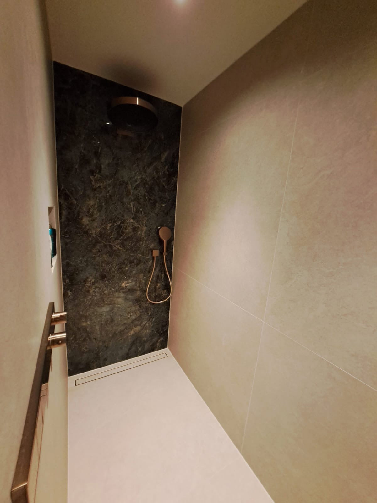 Badkamer met grootformaat tegels en luxe uitstraling