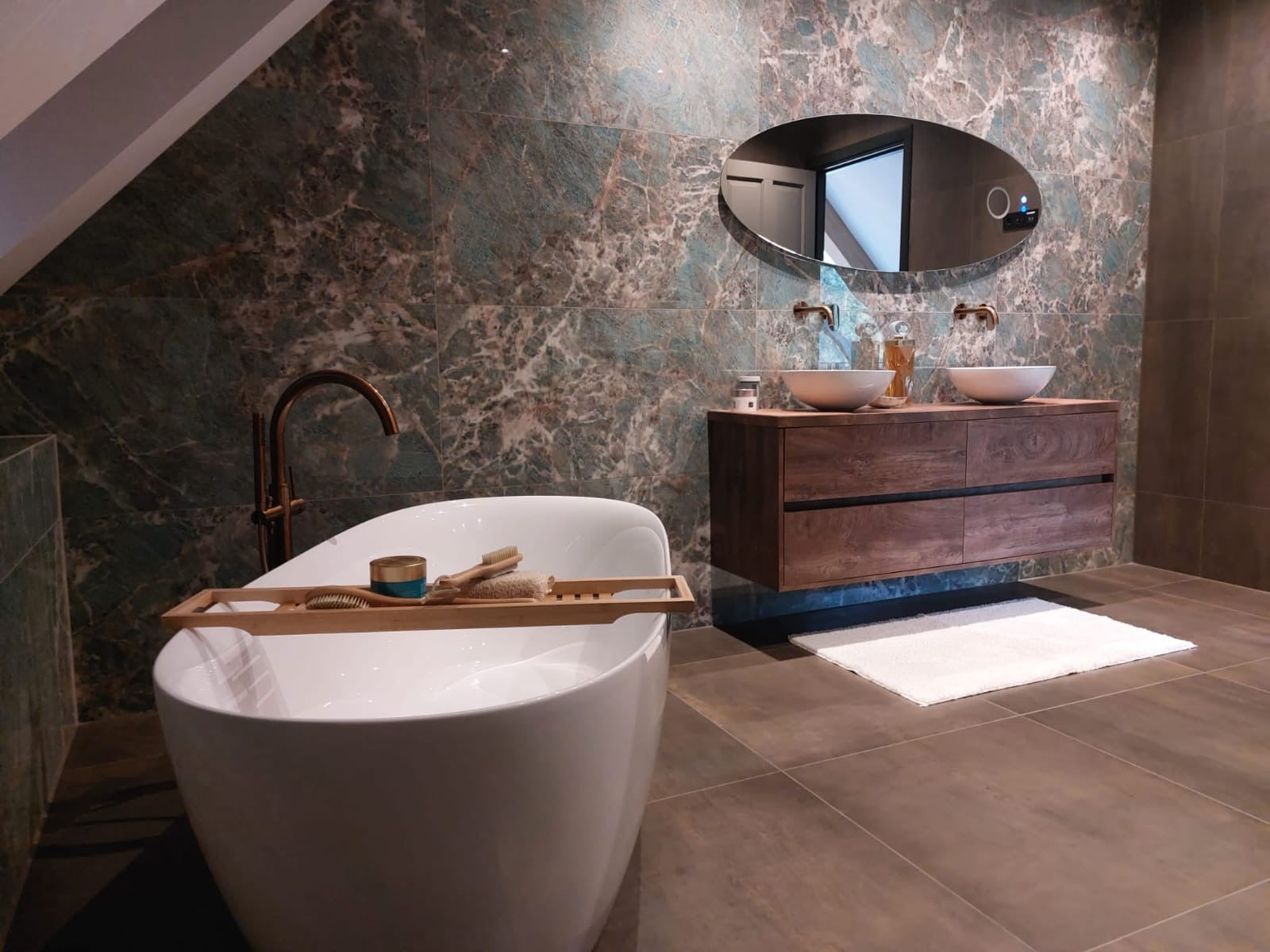 Elegante badkamer met hoogwaardige tegelafwerking