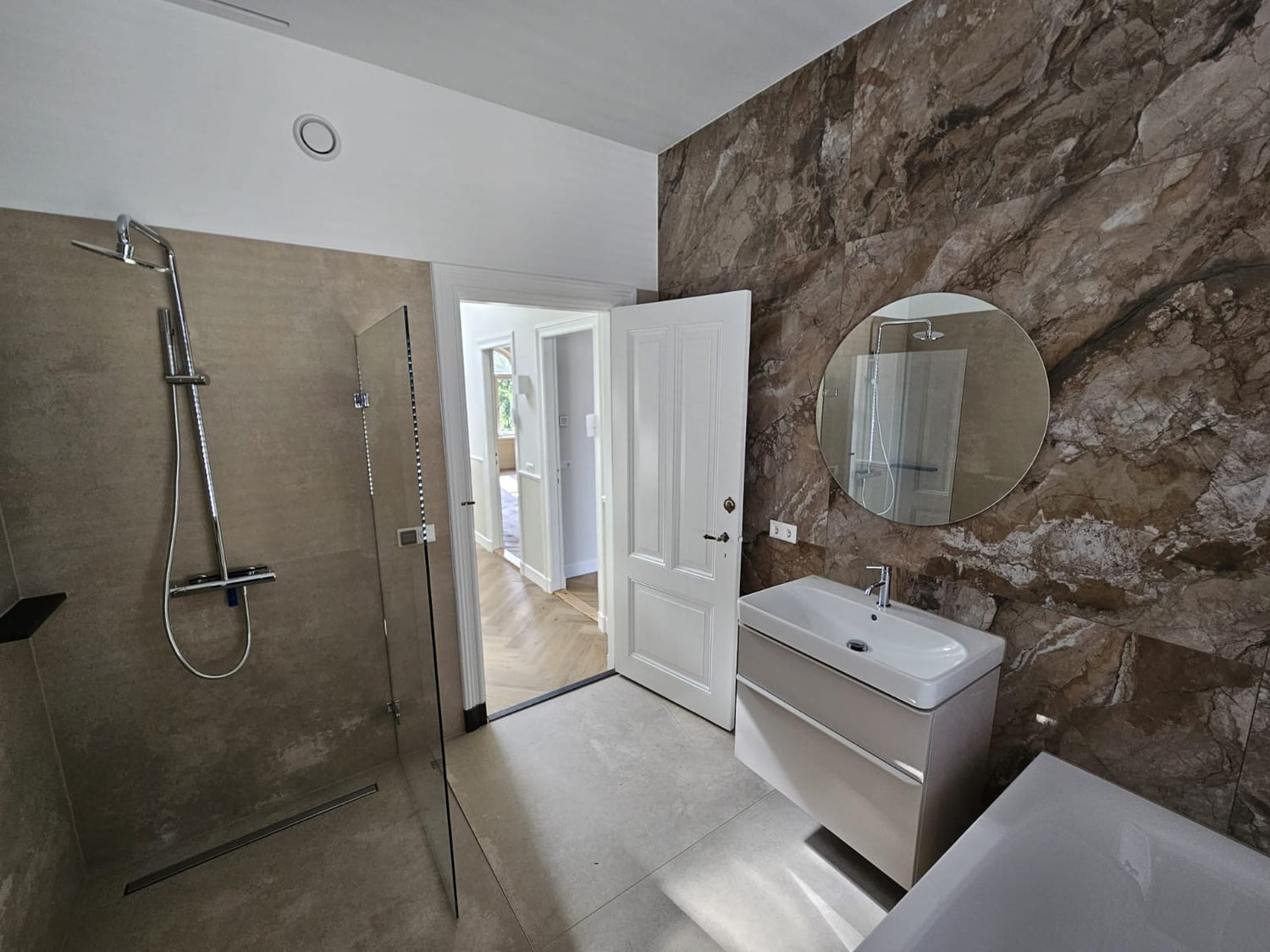 Slabs en grootformaat tegels toegepast in moderne badkamer