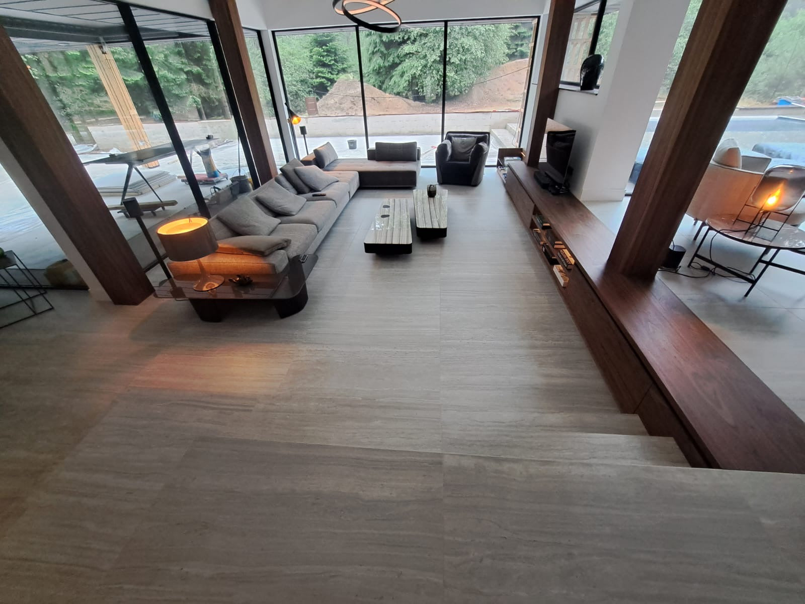 Luxe tegelafwerking in moderne woning