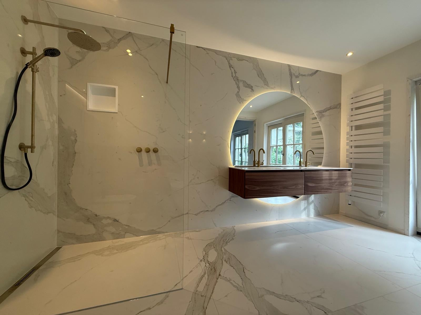 Exclusief tegelwerk in badkamer door Van Engelen Tegelwerken