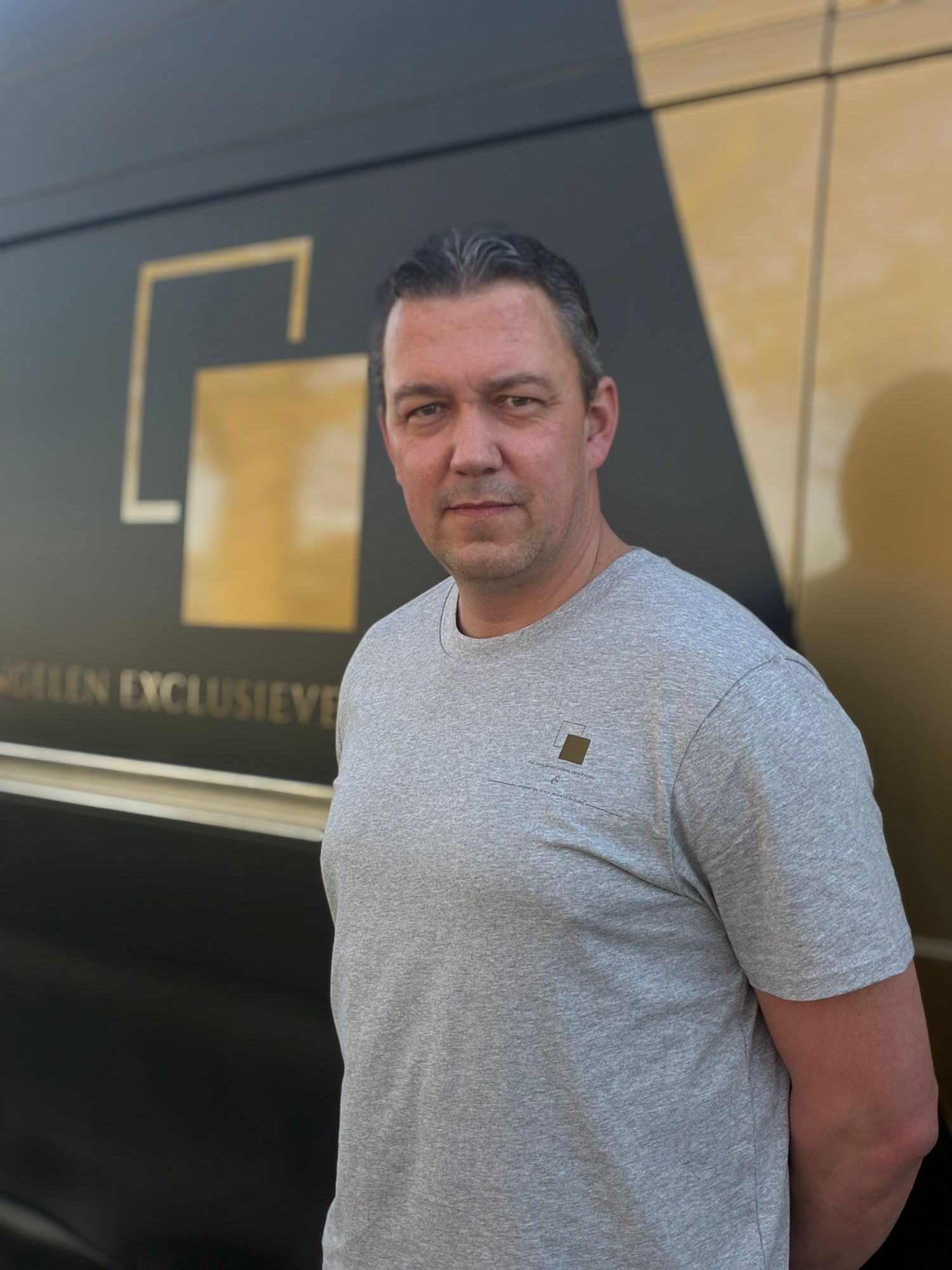 Tegelzetter Tonnie voor zijn bus