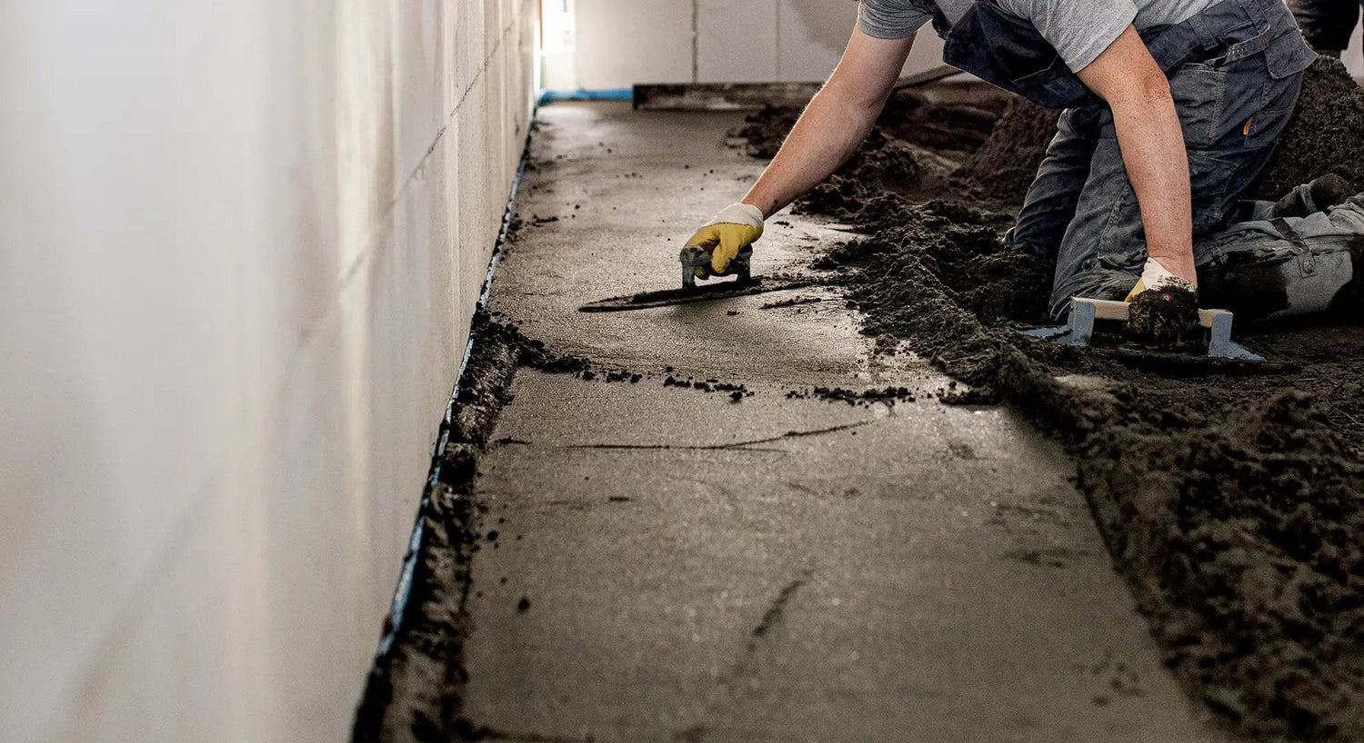 Voorbereidend werk voor tegelvloer met zandcement dekvloer