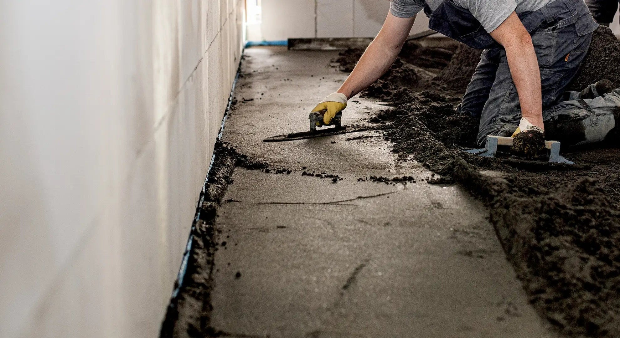 Voorbereidend werk voor tegelvloer met zandcement dekvloer